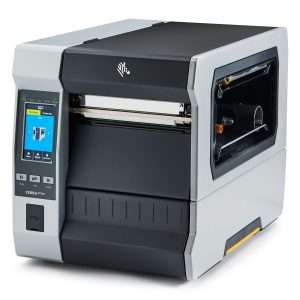 Stampante industriale Zebra ZT620, risoluzione 203 dpi, larghezza di stampa fino a 168 mm, velocità fino a 305 mm/s (12 ips), display touchscreen a colori da 4,3″, connettività USB 2.0, Ethernet, Bluetooth 4.0, Wi-Fi 802.11ac, supporta linguaggi ZPL II e EPL, struttura in metallo per uso continuo in ambienti industriali.