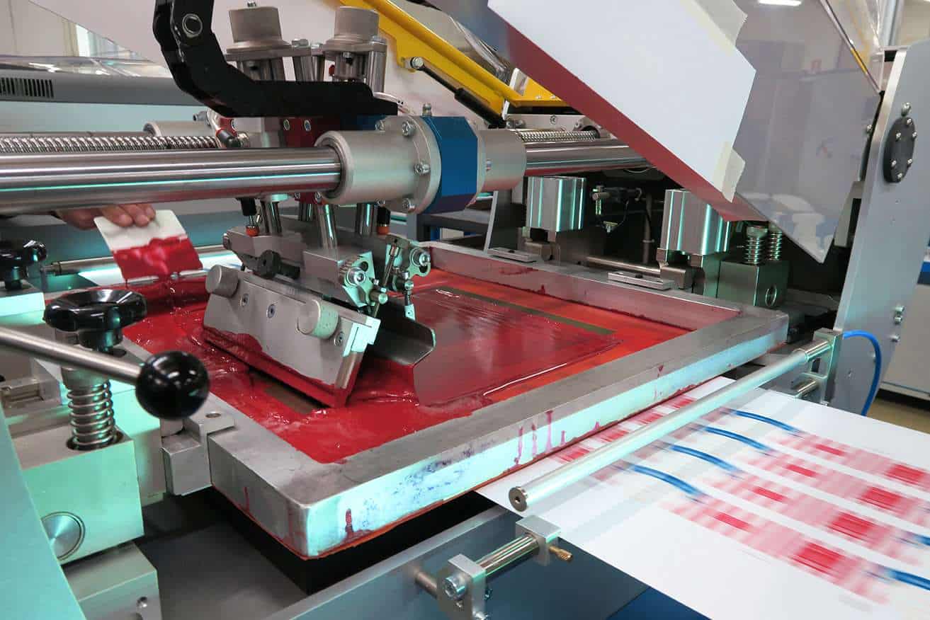 Processo di stampa Dettaglio del processo di stampa serigrafica di etichetta adesiva.